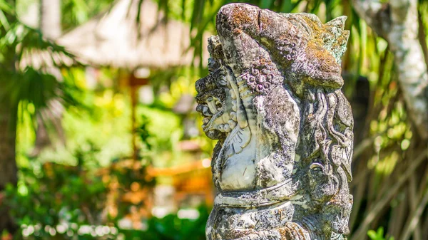 Posąg hinduskiej w tropikalnym ogrodzie w bali — Zdjęcie stockowe