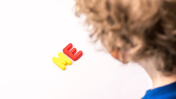 Child is looking at a word me on white background — Stock Photo, Image