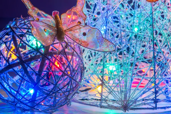 Árbol de Navidad abstracto y bola decorada con luces brillantes y mariposas —  Fotos de Stock