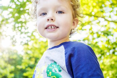 Çocuk onun yürüyüş yaz Park