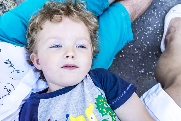 Ragazzo è posa su il suo papà e la mamma — Foto Stock