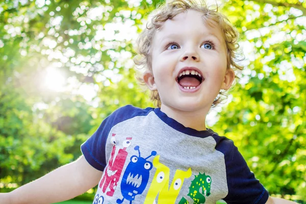 Хлопчик світить на його прогулянки в літній парк — стокове фото