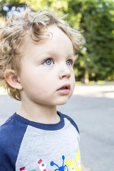 Μπλε μάτια αγόρι σε ένα πάρκο της πόλης — Φωτογραφία Αρχείου