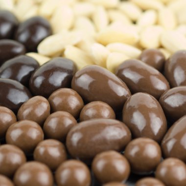 badem çikolatanın içinde çeşitli