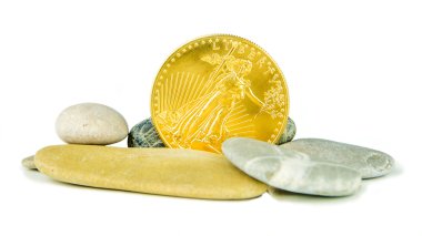 Altın american eagle para ile gri pebblestones