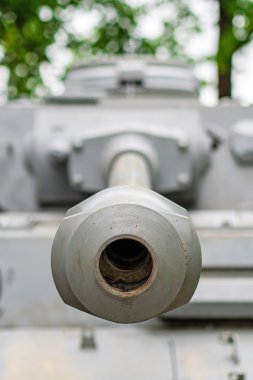 Ölümcül bir tehlike, eski bir Rus tankı