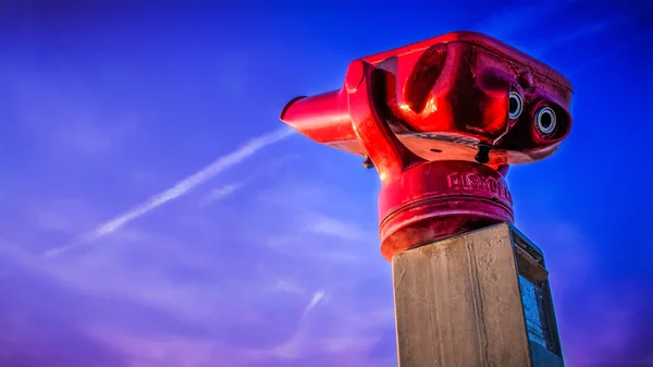 Binocular vermelho na costa do mar — Fotografia de Stock