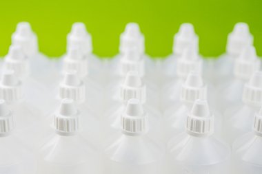 Homeopati arka plan bulanık ile kullanılan beyaz şeffaf şişe