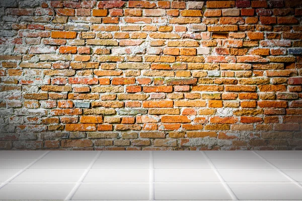 Mur z cegły i ceramiczne podłogowe — Zdjęcie stockowe