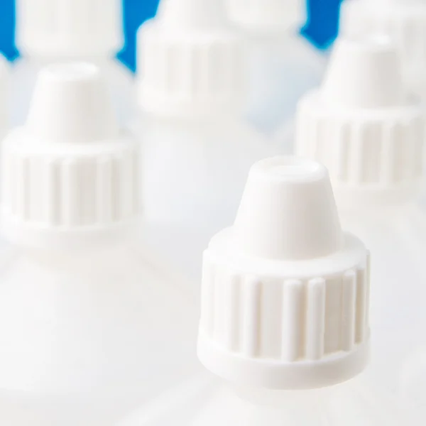 Bílé průsvitné lahve používané v homeopatii — Stock fotografie