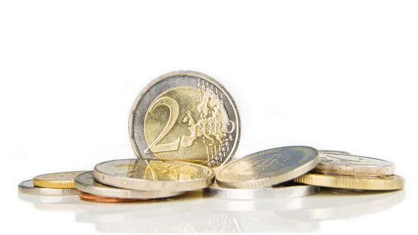 Χρησιμοποιείται το κέρμα δύο ευρώ σε άσπρο φόντο — Φωτογραφία Αρχείου