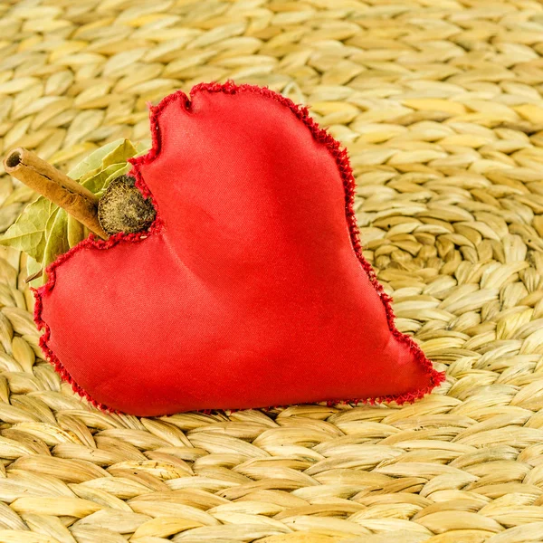 Decoración corazón rojo sobre fondo de hoja de plátano seco — Foto de Stock