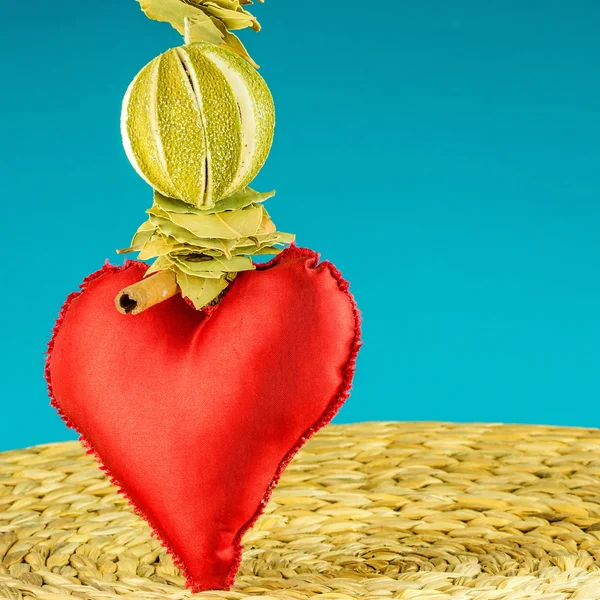 Červené srdce výzdoba na tyrkysové pozadí — Stock fotografie