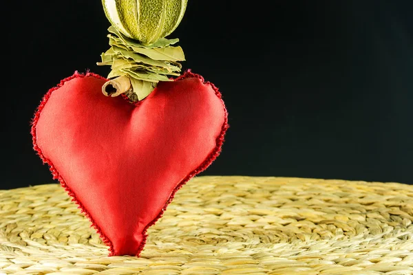 Decoración corazón rojo sobre fondo negro — Foto de Stock