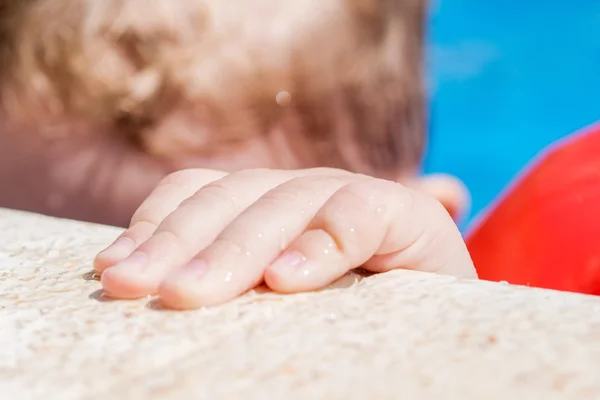 Пальці молодого хлопчика, що плаває в басейні — стокове фото