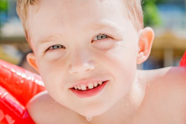 Genç gülümseyen çocuk Yüzme