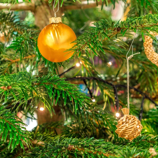 Brillante bola de Navidad de oro y paja — Foto de Stock