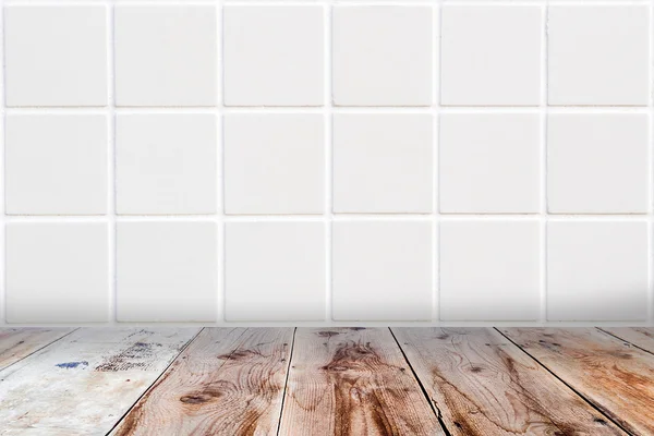 Pared de mosaico blanco y suelo de madera marrón — Foto de Stock