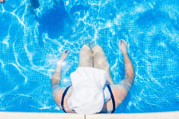 Kadın yüzme havuzunda dinleniyor.