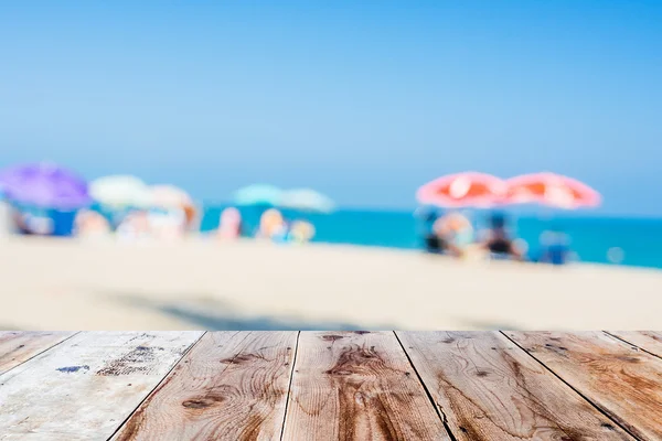 Деревянный пол и размытая атмосфера пляжа — стоковое фото