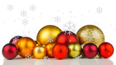 Beyaz arka plan üzerinde renkli Noel topları