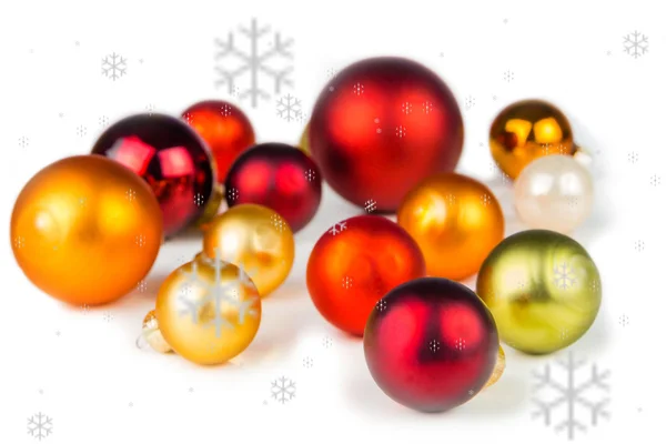 Bolas de Natal multicoloridas no fundo branco — Fotografia de Stock