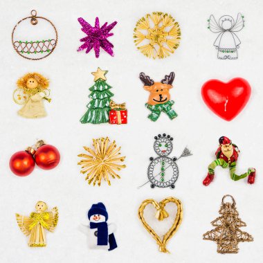 Karlı arka planda Noel süsleri