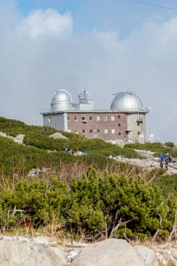 Slovakya, High Tatras 'taki Lomnicky Stit' in altında Skalnatif 'teki Astronomik Gözlemevi