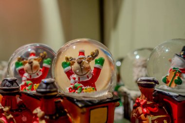 Noel kar topları şenlikli atmosferle dolu.