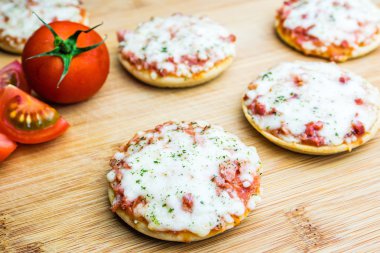 Mini Pizza domates ile