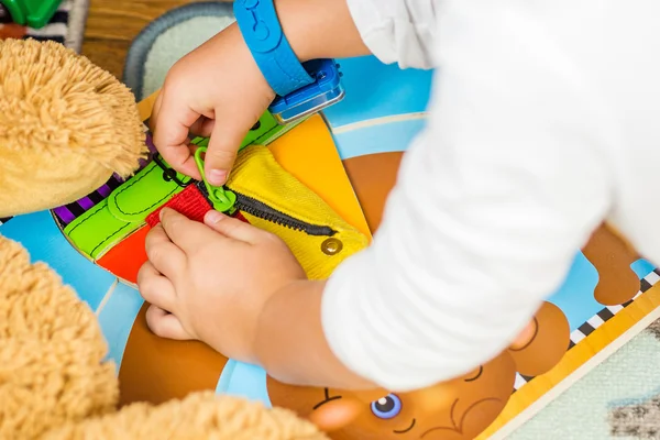 Child is learning to do up zip — Stock Photo, Image