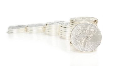 Gümüş sikke ve bir ons gümüş kartal büyüyen grafik yaptı