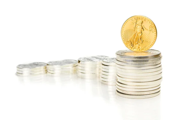 Αυξανόμενη γράφημα από ασημένια νομίσματα και μια ουγγιά χρυσαετός — Φωτογραφία Αρχείου