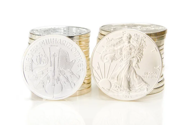 Дві колони срібних монет — стокове фото