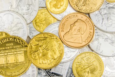 Gümüş ve altın sikkeler karışımı