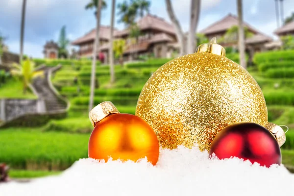 Combinação de frente de Natal motivado com desfocado típica paisagem balinesa — Fotografia de Stock