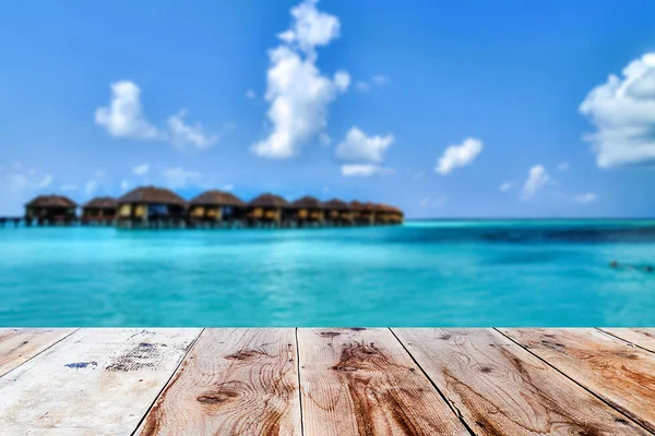 Combinatie van houten front met de achtergrond wazig tropisch eiland — Stockfoto
