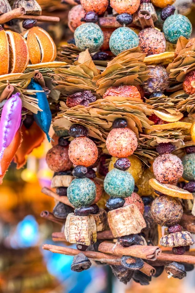 Traditionelle Weihnachtsmarktdekoration, Kiosk voller fruchtiger Aromen — Stockfoto