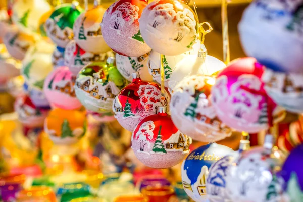 Traditionelle Weihnachtsmarktdekoration, Kiosk voller geschmückter Weihnachtskugeln — Stockfoto