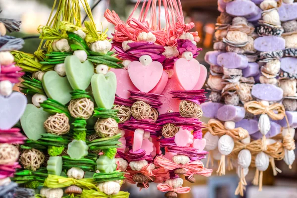 Decoración tradicional del mercado navideño, quiosco lleno de jabones aromatizados —  Fotos de Stock