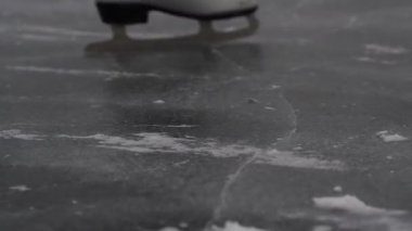 buzla kaplı bir gölde buz pateni