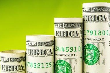 yükselen adımları bir Amerikan Doları banknot yapılan