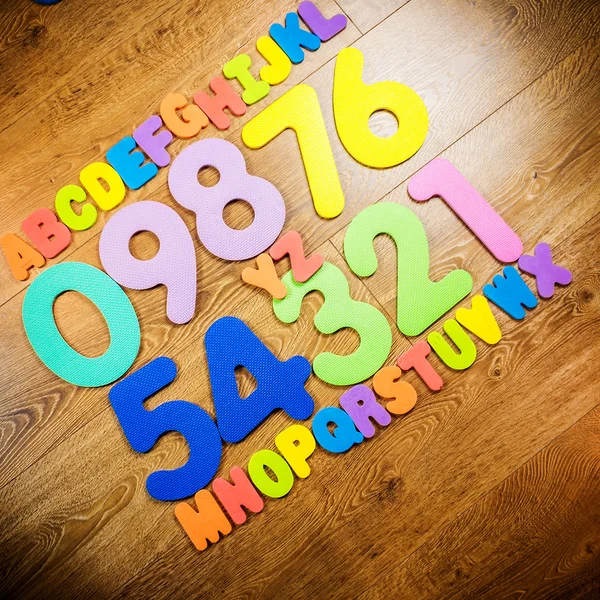 Kunststof cijfers en letters in vier rijen — Stockfoto