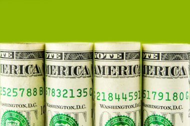 yeşil zemin üzerine Amerikan Doları satır