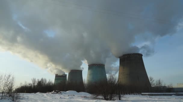 La vapeur chaude des tuyaux d'usine s'échappe vers le froid à l'extérieur (gros tubes ) — Video