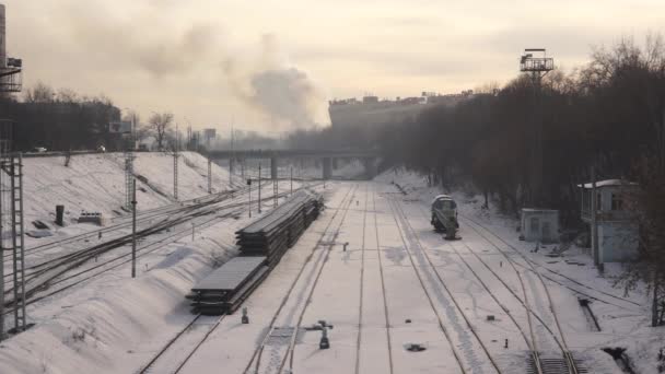 Ferrocarril de invierno en Moscú, fábrica en el fondo — Vídeos de Stock