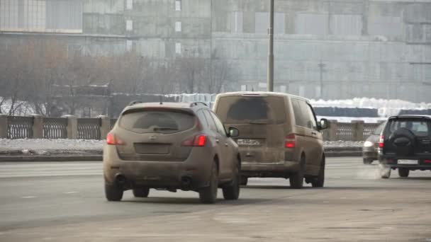 Verkehr entlang des Moskauer Flusses im kalten Winter — Stockvideo