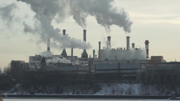 Řeka Moskva, továrna v zimě — Stock video