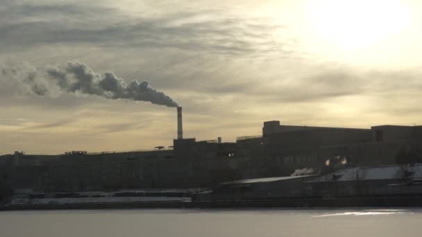 Mocow-river, cold winter sun, factory — Stock Video