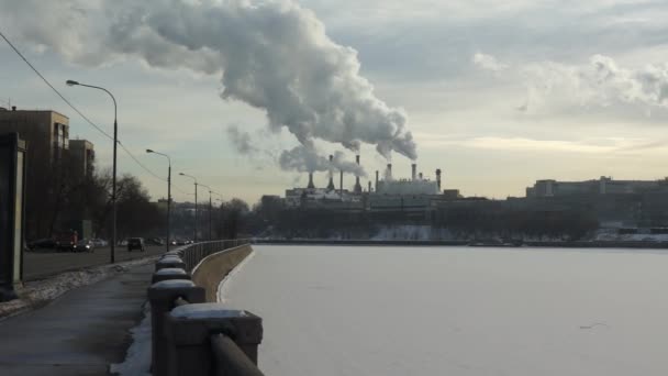 Mokh-Fluss gebunden in Eis, Verkehr und Fabrik — Stockvideo